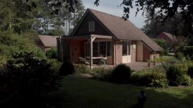 Hollanda 'daki yazlık evin üzerinde doğal ve yeşil teras ve bahçe çatısı ile uçarak eğlence parkının bir kısmını mavi gökyüzüne karşı ortaya çıkarıyor.