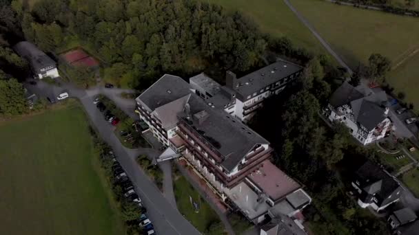 在温特堡附近索尔兰地区的温泉和格拉夫特滑雪村的阿尔平酒店的空中景观 与蓝天和云彩相映衬 — 图库视频影像