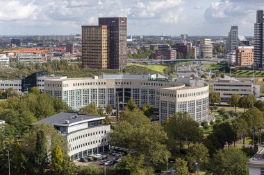 Rotterdam, Hollanda - 30 Eylül 2019: Rotterdam 'ın yeşil çevredeki yüksek ve alçak binaları ve modern bir ofis binası ile şehir manzarası