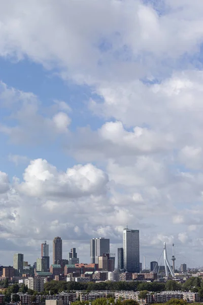 高層ビルが立ち並ぶ近代都市ロッテルダムの垂直的なダウンタウンの街並みが青い空に満ちた劇的な雲に対して — ストック写真