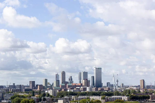 Rotterdam Modern Városának Belvárosi Tájképe Toronyházakkal Drámai Felhőkkel Teli Kék — Stock Fotó