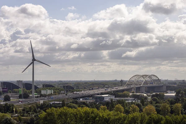 Overcast Dag Med Blå Himmel Och Moln Över Ett Urbant — Stockfoto