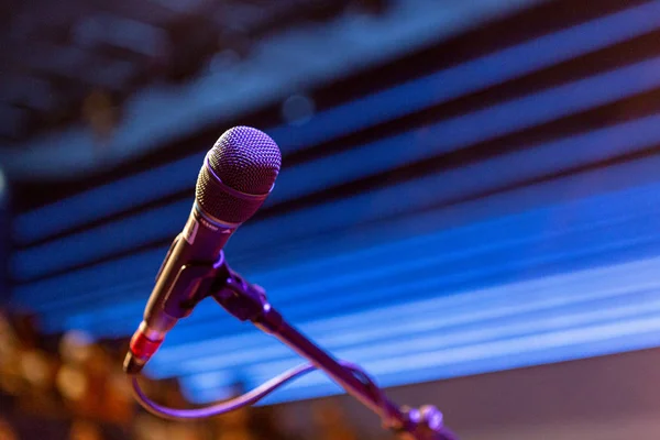 Close Microphone Out Focus Blurred Stand People Blue Decorative Wall — Stock Photo, Image