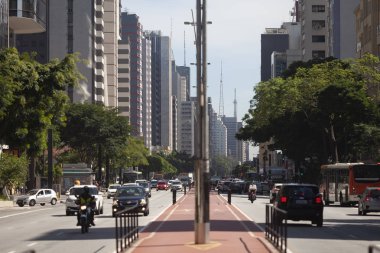 Sao Paulo, Brezilya - 2 Şubat 2018: So Paulo ana Paulista caddesinde bisiklet yolu finans bölgesinin yüksek binaları arasında