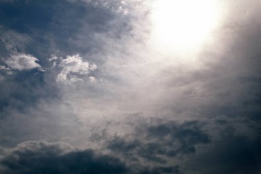 dramatik gökyüzü bulutlu ve güneşli