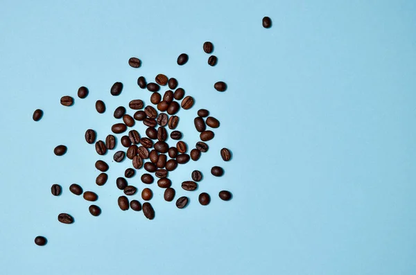 Kahve Çekirdekleri Nane Mavisi Arka Planda Kristal Bir Kavanozdan Dökülüyor — Stok fotoğraf