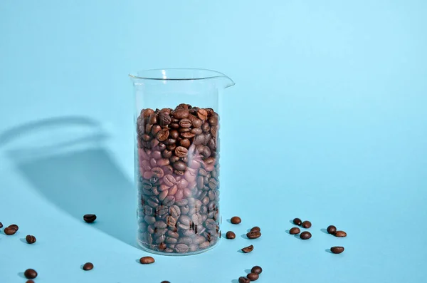 Grãos Café Derramando Fora Frasco Cristal Fundo Cor Azul Menta — Fotografia de Stock