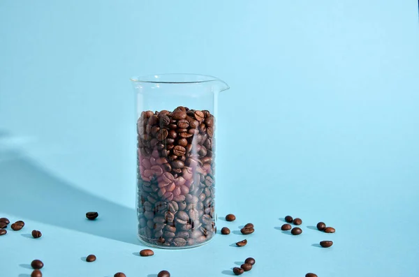 Grãos Café Derramando Fora Frasco Cristal Fundo Cor Azul Menta — Fotografia de Stock