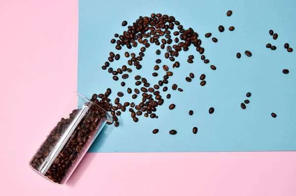 Kahve Çekirdekleri Nane Mavisi Arka Planda Kristal Bir Kavanozdan Dökülüyor — Stok fotoğraf