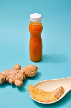 Farklı koşullarda zencefil: taze, kuru kök, haplar ve pastel mavi arka planda kesilmiş bitki. Düz Yat, mesaj için boşluk. Korunma olarak sağlıklı desenler, koronavirüstür.