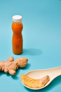 Farklı koşullarda zencefil: taze, kuru kök, haplar ve pastel mavi arka planda kesilmiş bitki. Düz Yat, mesaj için boşluk. Korunma olarak sağlıklı desenler, koronavirüstür.