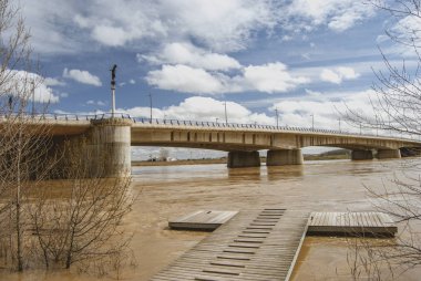 Douro Nehri üzerinde beton köprü
