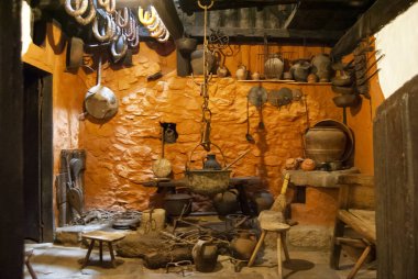  Eski bir köy mutfağı tezgahı.