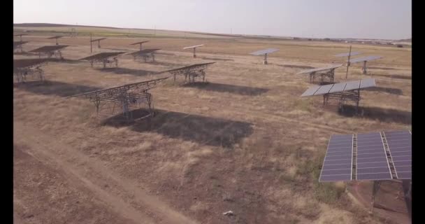 Vista aérea em pequeno parque de painéis solares — Vídeo de Stock