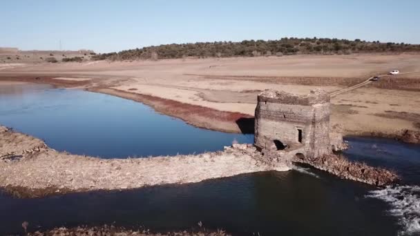 Opuštěný vodní mlýn na řece Esla na pohled na dron — Stock video