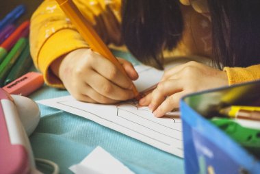 büyük renkli işaretleri ile turuncu ceket boyama kız, düz kapalı