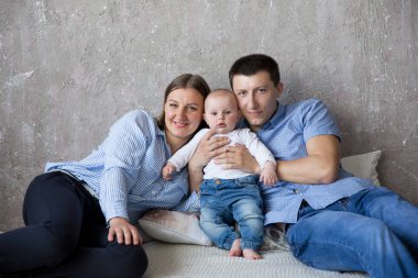 Mutlu Genç Kafkas Aile Yatakta Yatıyor