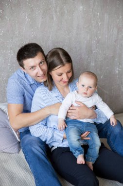 Mutlu Genç Kafkas Aile Yatakta Oturan