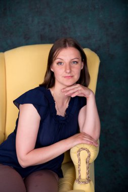 Stüdyoda Büyük Koltukta Oturan Güzel Kadın