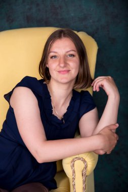 Stüdyoda Büyük Koltukta Oturan Güzel Kadın