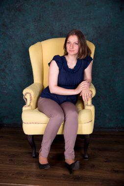 Stüdyoda Büyük Koltukta Oturan Güzel Kadın