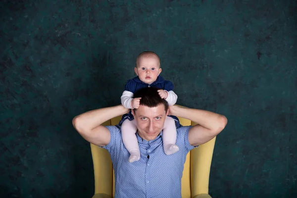 Otec a dcera Pózové křeslo ve studiu — Stock fotografie