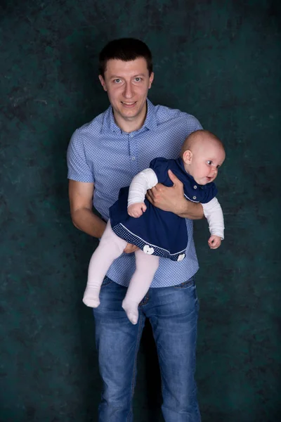 Vater hält und umarmt seine kleine Tochter — Stockfoto