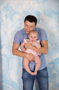 Baba tutuyor ve onun bebek kızı sarılma