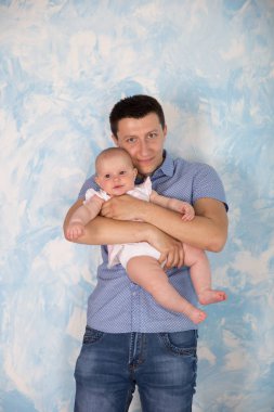 Baba tutuyor ve onun bebek kızı sarılma