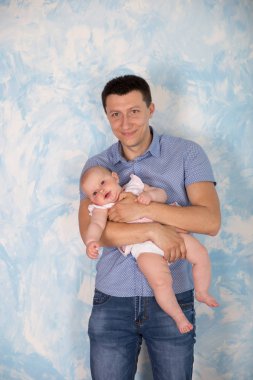 Baba tutuyor ve onun bebek kızı sarılma