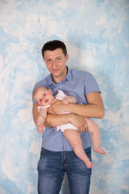 Baba tutuyor ve onun bebek kızı sarılma