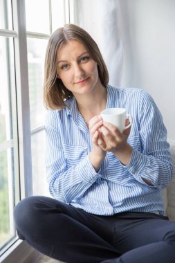 Pencereden oturan güzel kafkas kadın