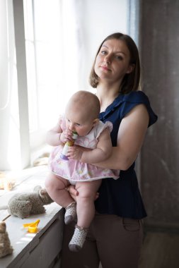 Anne olduğunu Holding ve sarılma onun bebek kız