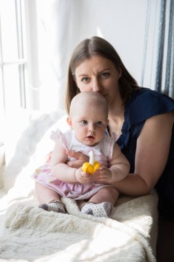 Anne olduğunu Holding ve sarılma onun bebek kız