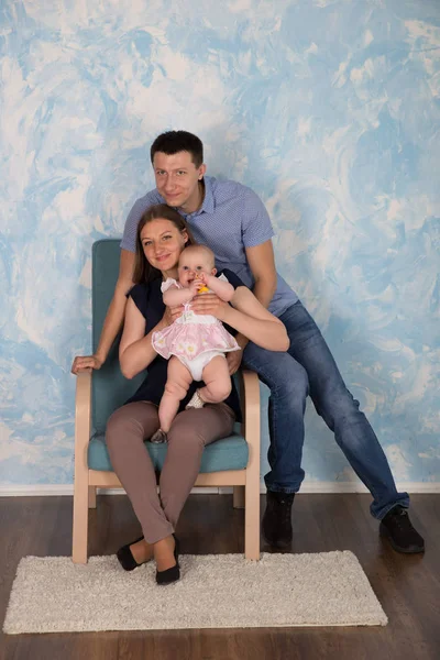 椅子に座っている幸せな若い白人家族 — ストック写真