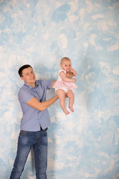 Otec drží a Hugguje svou dětskou dceru — Stock fotografie