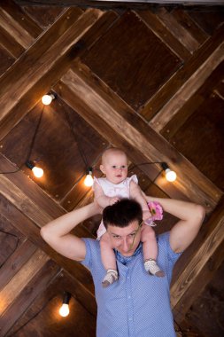 Baba Holding küçük kızı boynunda