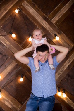 Baba Holding küçük kızı boynunda