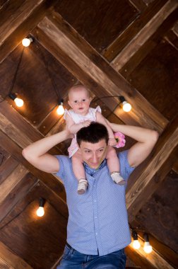 Baba Holding küçük kızı boynunda