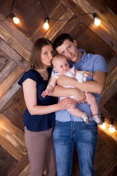 Lycklig ung kaukasiska familj poserar i studion — Stockfoto
