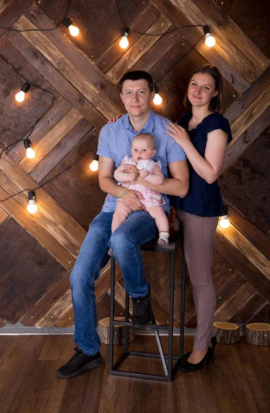 Felice giovane famiglia caucasica in posa in studio — Foto Stock