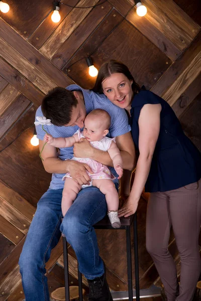 Jovem feliz caucasiano família posando no estúdio — Fotografia de Stock