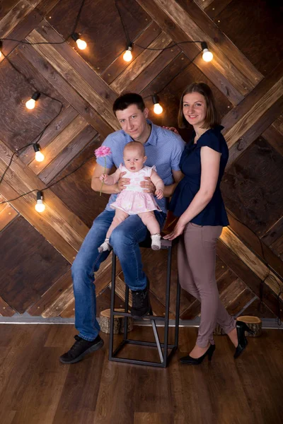 Šťastná mladá Kavkazská rodina Pózová ve studiu — Stock fotografie