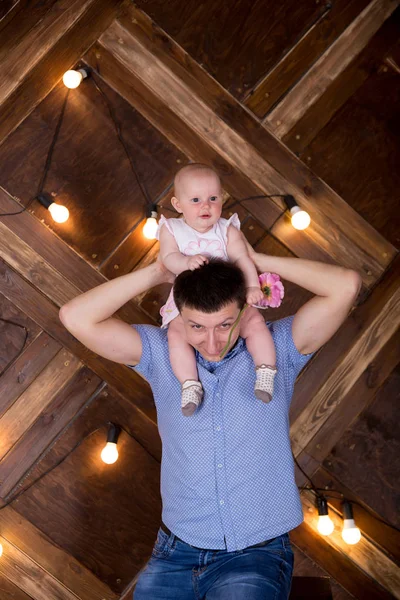 Padre sosteniendo a la pequeña hija en su cuello —  Fotos de Stock