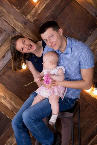 Jovem feliz caucasiano família posando no estúdio — Fotografia de Stock