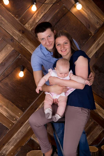 Felice giovane famiglia caucasica in posa in studio — Foto Stock