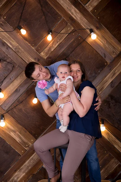 Felice giovane famiglia caucasica in posa in studio — Foto Stock