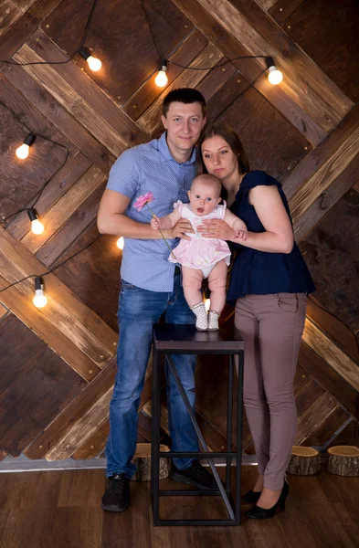 Felice giovane famiglia caucasica in posa in studio — Foto Stock