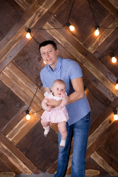 Otec, který drží malou dceru v Air in Studio — Stock fotografie