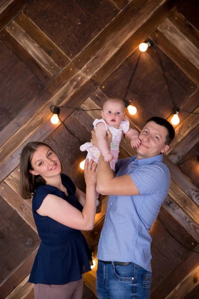 Glückliche junge kaukasische Familie posiert im Studio — Stockfoto